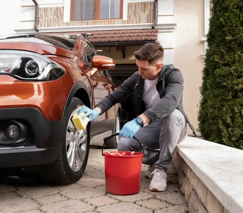 Lavage auto à domicile Les Clérimois : professionnel intervenant sur un véhicule